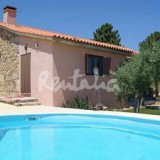 casas de fim-de-semana: refúgio rural com piscina e vista para a serra da estrela (fotos)