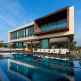 casas de sonho: mansão com paredes de vidro e vista para o mar em long island (fotos)