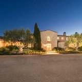 Casas de sonho: Viver numa mansão em Malibu inspirada na “Betcave” (fotos) 