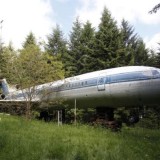 Casa de altos voos: a história de um eremita que vive há 15 anos num avião no meio do bosque