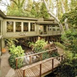 Casas de sonho: Mansão rústica “atravessada” por um rio na Califórnia (fotos)