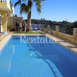 Casas de fim de semana: Relaxar à boleia do sol numa casa com piscina e perto da praia (fotos)