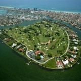 A ilha dos ricos e famosos: o bairro de Miami onde têm casa Julio Iglesias e Adriana Lima (fotos) 