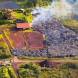 Espetacular sequência de como se consome uma casa arrasada por um rio de lava no Havaí (fotos)