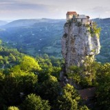 A casa mais isolada do mundo encontra-se em cima de uma rocha na Geórgia (fotos) 