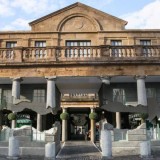 Fachadas com rampas e edifícios de “pernas para o ar”: conhece Alex Chinneck, o “desconstrutor” de casas (fotos)