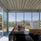 Casas de sonho: Mansão ecológica com paredes de vidro e rodeada de rochas na Califórnia (fotos) 