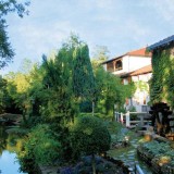 Le Moulin du Roc: dormir num antigo moinho junto ao rio em França (fotos) 