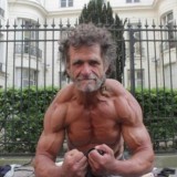 "Durmo na rua porque não quero viver numa mini-casa": conhece o sem-abrigo que transformou Paris no seu ginásio (vídeo)