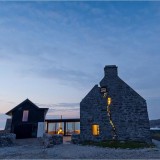 Uma quinta abandonada durante 150 anos reconvertida numa moderna casa de autor (fotos)