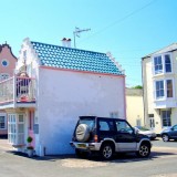 A tua casa está mal estacionada: conhece a pequena casa em frente ao mar que cabe num lugar de estacionamento