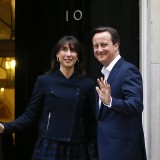David Cameron, na foto com a mulher Samantha, vai manter-se no número 10 de Downing Street.