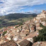 Sabias que há uma aldeia na Sicília que está a oferecer casas? 