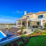 Esta mansão está localizada no Algarve, em Almancil, e custa 1.550.000 euros.