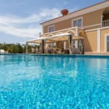 Esta espetacular mansão está à venda em Cascais e custa 3.000.000 euros.
