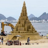 Quinze dias e cinco máquinas para construir o maior castelo de areia do mundo
