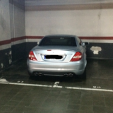 Carro mal estacionado numa garagem comunitária. (Foto: Forocoches).