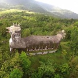 Uma misteriosa igreja abandonada na Indonésia com forma de galinha gigante...