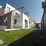 Casas de fim de semana: Abraçar o verão numa vivenda colorida a estrear no Carvalhal (fotos) 