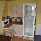 Tomar banho e o pequeno almoço ao mesmo tempo? Em Londres é comum o duche estar na cozinha
