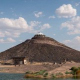 Refúgio digno de vilão de filme de James Bond à venda no topo de um vulcão (fotos)