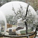 A tenda transparente em forma de bolha que é uma autêntica casa portátil