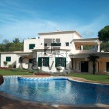 Esta maravilhosa moradia está à venda em Vilamoura por 1.300.000 euros.