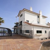 Esta espetacular mansão está localizada em Oeiras, Lisboa, e custa 2.850.000 euros.