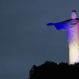 As construções mais emblemáticas do mundo homenageiam as vítimas do atentado de Paris 