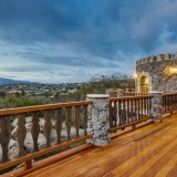 Mansão em forma de castelo (e com um lago) à venda em San Diego por 1,6 milhões 