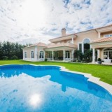Esta espetacular moradia está localizada em Cascais e custa 5.000.000 euros.