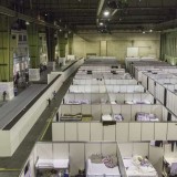 Como um aeroporto nazi se transformou num “lar” para 2.300 refugiados sírios em Berlim 