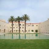 Este apartamento está localizado em Tavira num empreendimento projetado por Souto Moura.