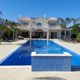 Esta moderna moradia com piscina está localizada em Quarteira e custa 2.700.000 euros.