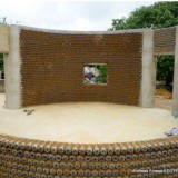 Made in Nigéria: Assim é a primeira casa do mundo feita com garrafas de plástico e à prova de bala