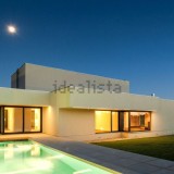 Esta espetacular casa está localizada num condomínio privado de luxo em Queluz, Sintra. 