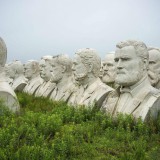 Porque há 43 bustos gigantes de presidentes dos EUA abandonados no meio do nada? 