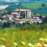 Aldeia de Sismano encontra-se na região italiana de Umbria e está à venda por 7,3 milhôes de euros. 