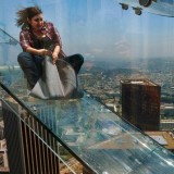 Descer um escorrega de vidro num arranha-céus a 300 metros de altura 