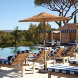 O bar de piscina Bovino Pool Bar é um dos novos espaços do resort.