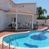 Casas de fim de semana: Mergulhar numa piscina em forma de guitarra em Albufeira