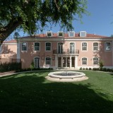 Este T5 está localizado num luxuoso condomínio em Lisboa e custa 1.800.000 euros.