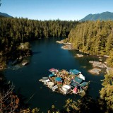 O casal de artistas que não podia comprar casa e que construiu uma... ilha flutuante 