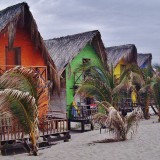 Misfit Hostel: Dormir em cabanas coloridas numa praia de sonho no Peru 
