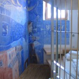 Hostel Celica: dormir numa antiga prisão remodelada com muita arte