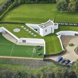 Quem quer um arranha-céus quando pode viver num espetacular edifício subterrâneo?