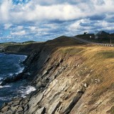 Imagem de uma praia acantilada na ilha de Cape Breton, Canadá.