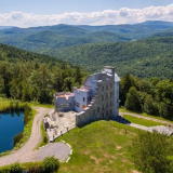 Casas de sonho: Moderno castelo do século XXI com lago e uma réplica de um teatro romano