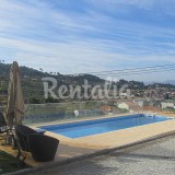 Casas de fim de semana: A insustentável leveza de uma vivenda com piscina e vista para a serra