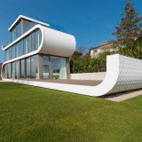 Casas de sonho: Mansão futurista em forma de escorrega com vista para um lago suíço